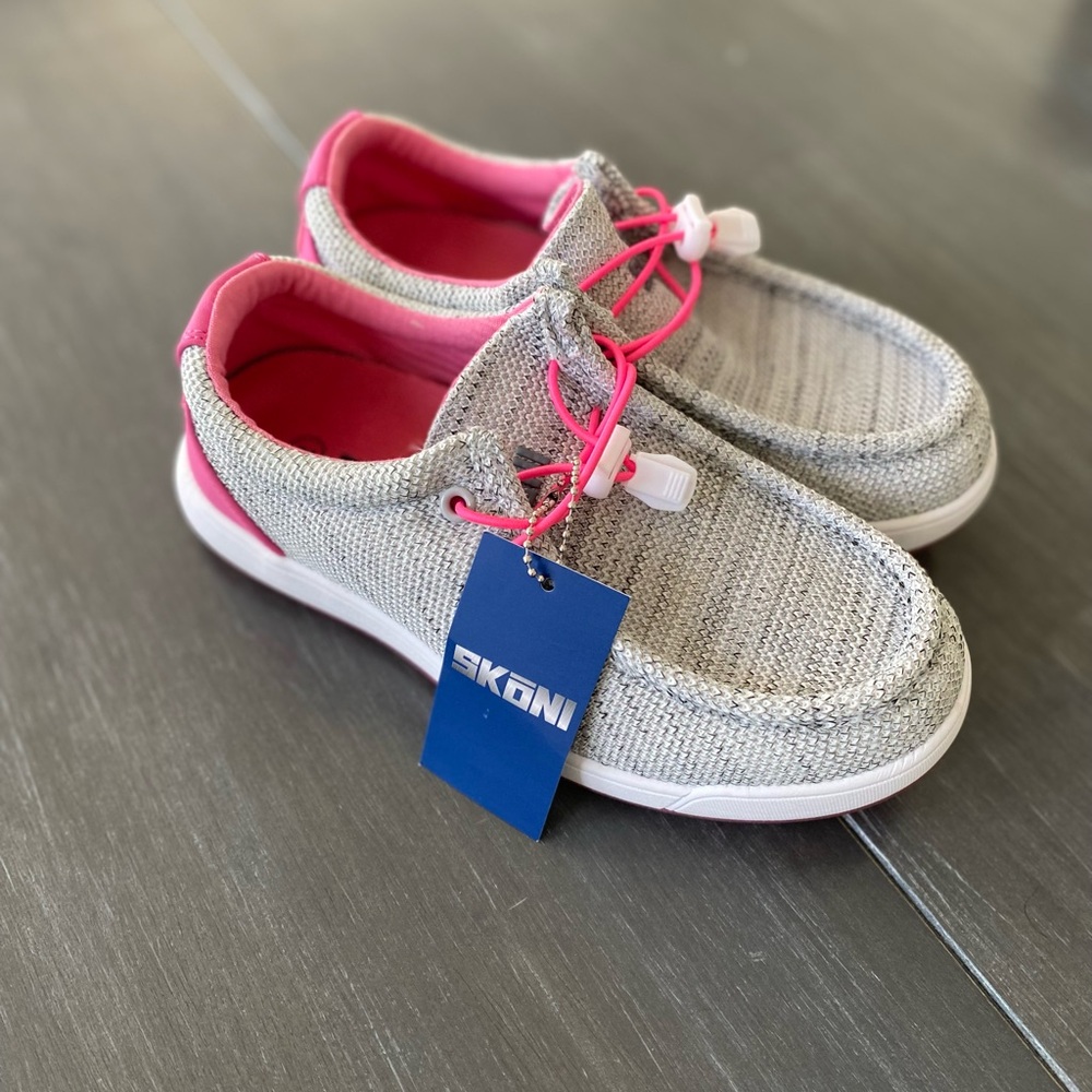 Women's Spikeless Golf Shoes in Gray and Pink